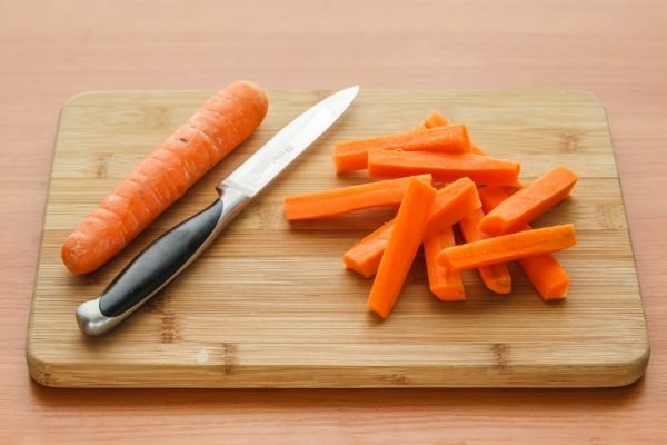 Морковь, нарезаннаяя брусочками