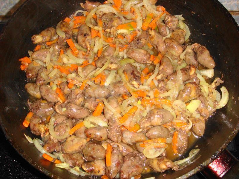 Рецепт куриных сердечек на сковороде тушеные. Куриные сердечки с луком и морковью. Сердечки тушеные с луком и морковью. Сердечки тушеные с овощами. Тушёные сердечки куриные с луком и морковью.