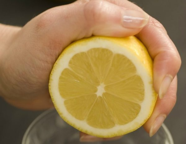 Из лимона выжимают сок