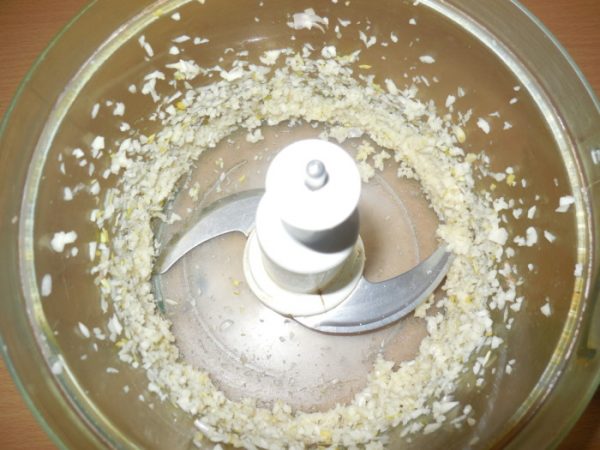 Измельчение чеснока с помощью блендера