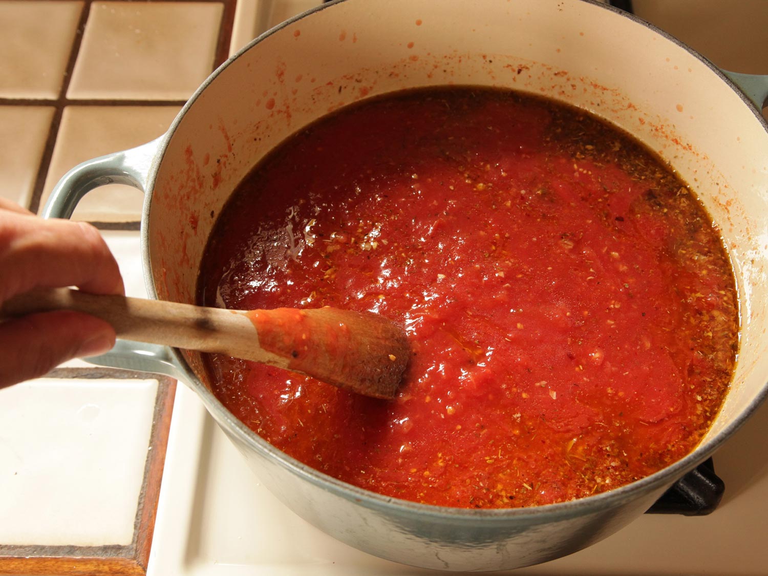 Домашний кетчуп приготовление рецепт. Кетчуп из помидоров. Домашний кетчуп. Кетчуп в домашних условиях. Домашний кетчуп на зиму.
