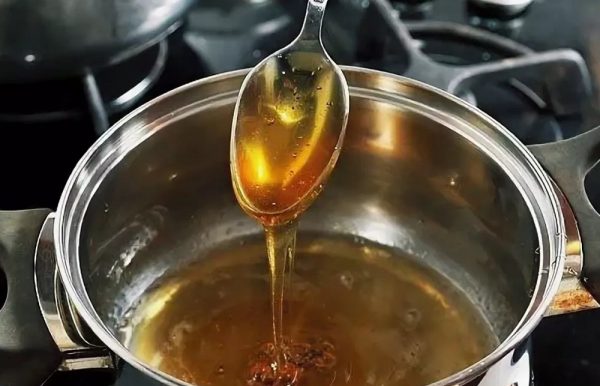 Мёд растапливают в кастрюле
