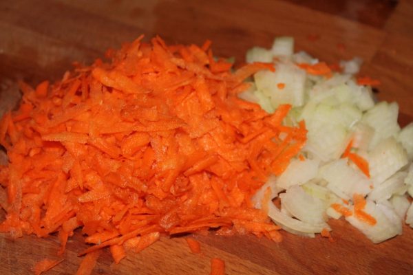 Натёртая морковь и нарубленный лук