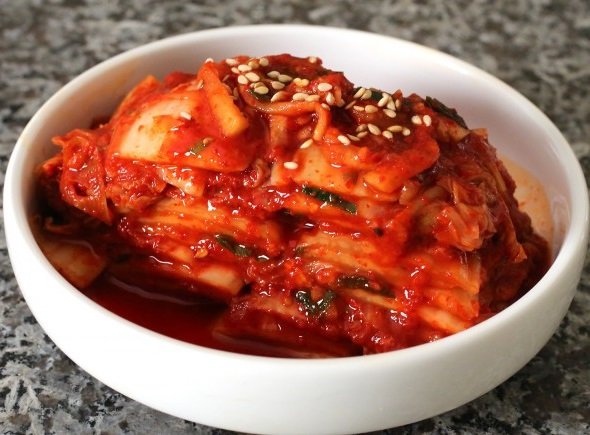 Пекинская капуста по-корейски с креветками в миске