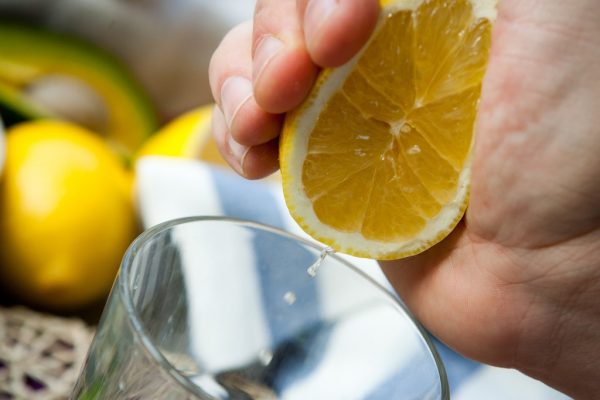 Получение сока из лимона