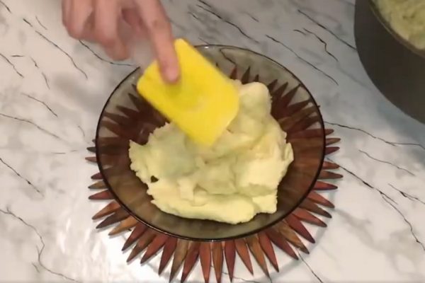 Домашний сыр выкладывают в форму