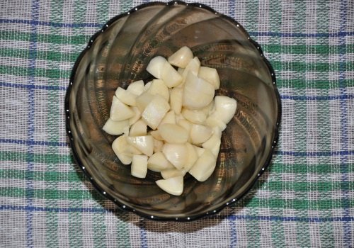 Кусочки чеснока в миске