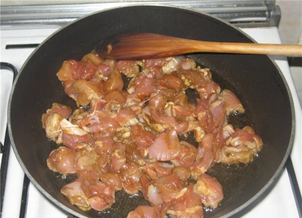 Кусочки куриного мяса в сковороде