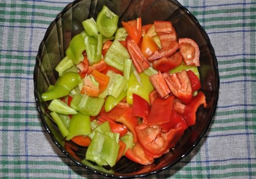 Кусочки разноцветного болгарского перца в миске