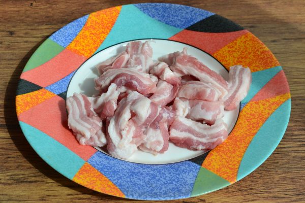 Кусочки свежей свиной грудинки на тарелке