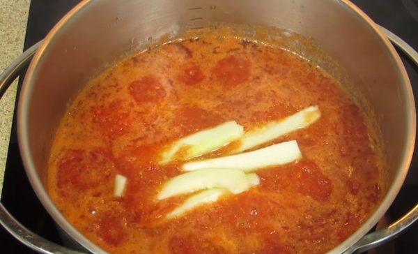 Ломтики кабачков в томатной пасте