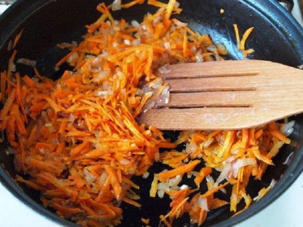 Морковь с луком и чесноком на сковороде