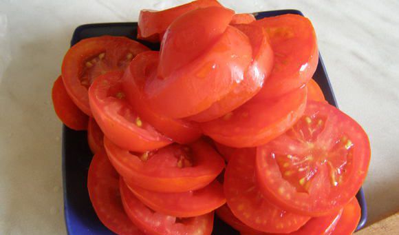 Нарезанные кружочками свежие помидоры