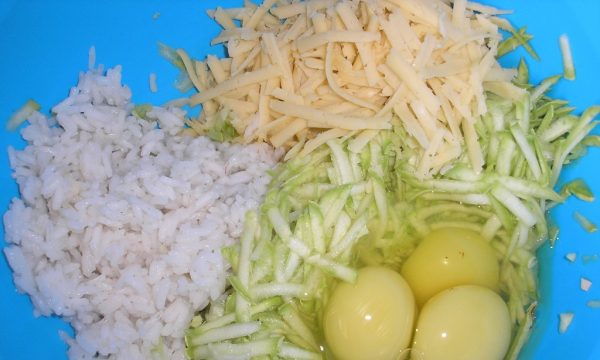 Отварной рис, тёртый кабачок, сыр и яйца в миске