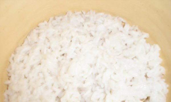 Отварной рис в миске