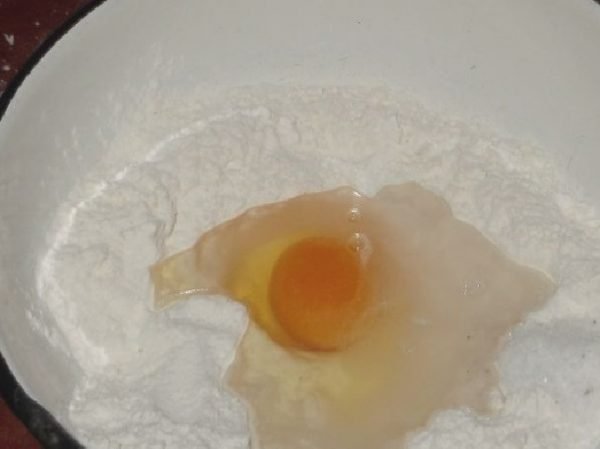 Яйцо и вода в муке