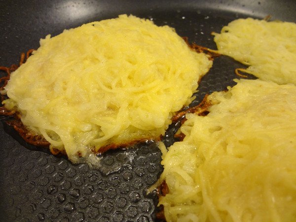 Картофельные драники с начинкой в сковороде