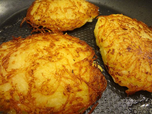 Румяные картофельный драники с начинкой в чугунной сковороде