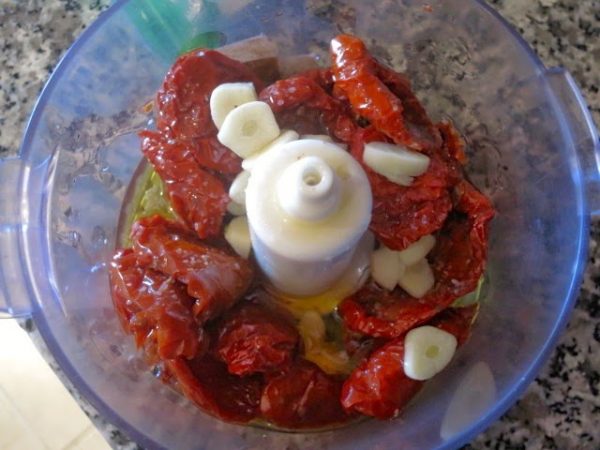 Измельчение вяленых томатов и чеснока
