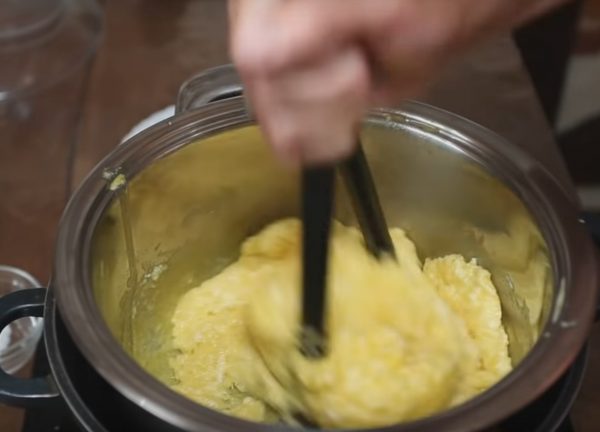 Процесс варки домашнего сыра