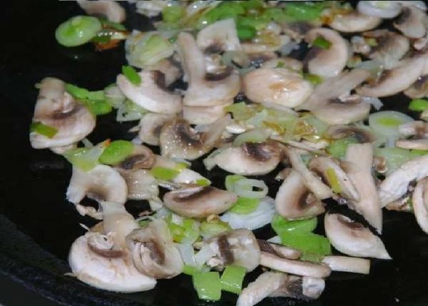 Лук и грибы на сковороде