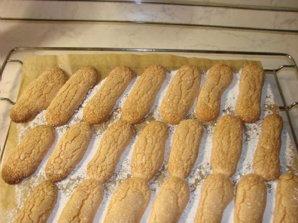 Готовые печенья савоярди