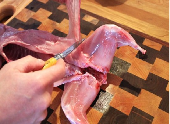 обрезка мяса с тушки