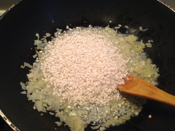 рис с луком на сковороде