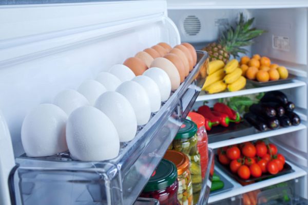 Куриные яйца в холодильнике