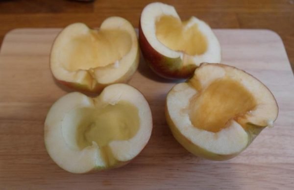 Половинки яблок с извлечёнными семенами