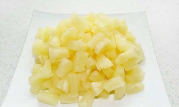 Кусочки ананаса на блюдце