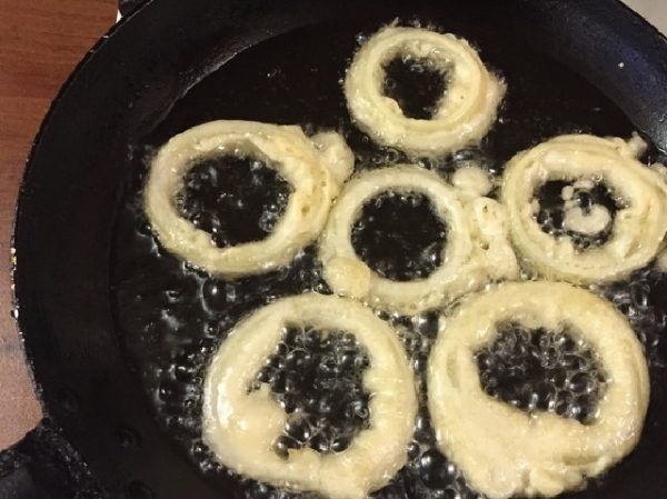 луковые кольца на сковороде с маслом