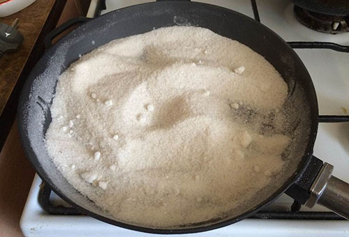 Чугунная сковорода с солью