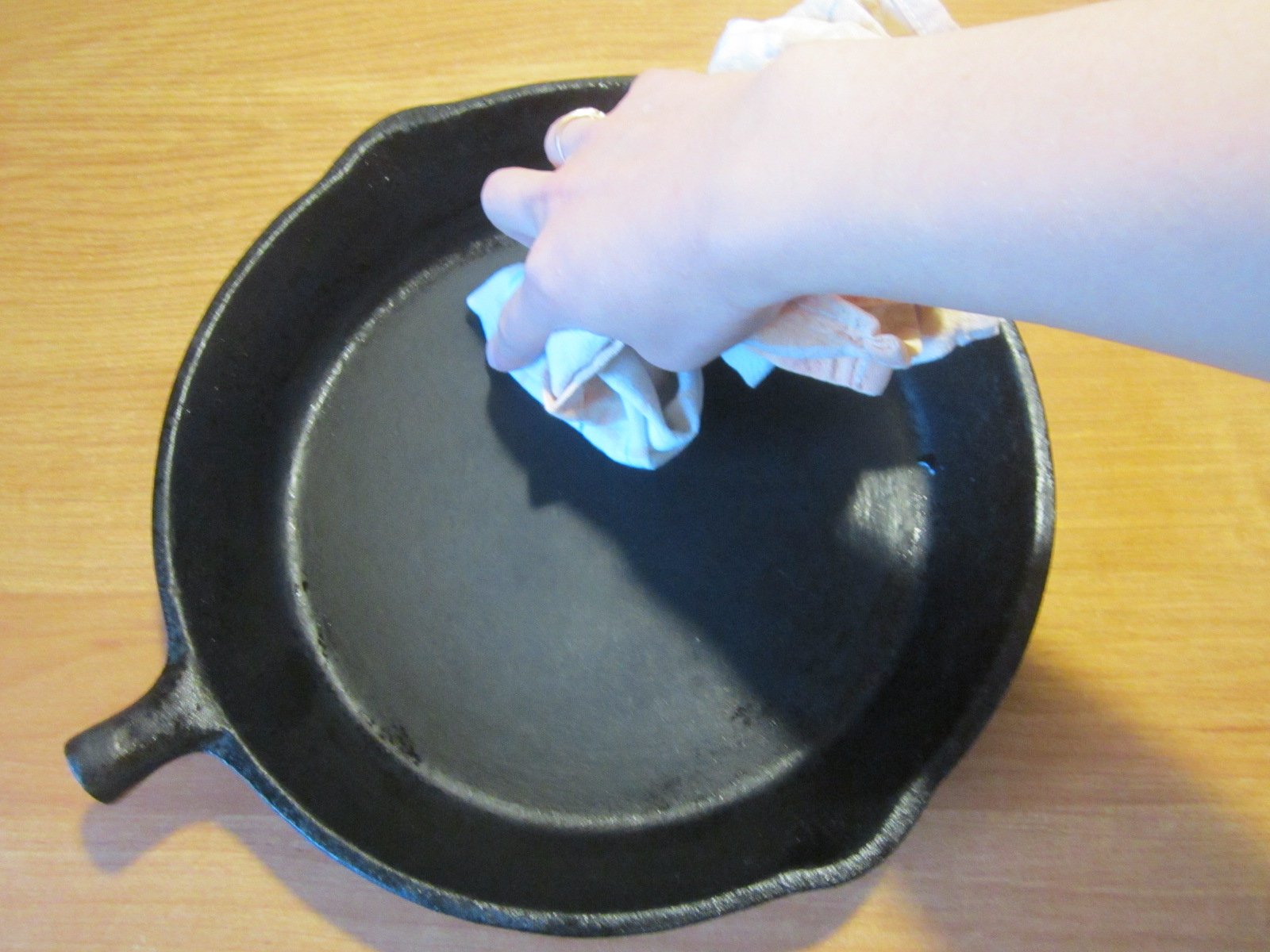 Как прокалить чугунную сковороду перед применением