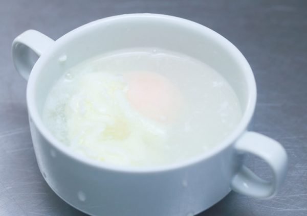 Проверка готовности яйца, приготовленного в микроволновке