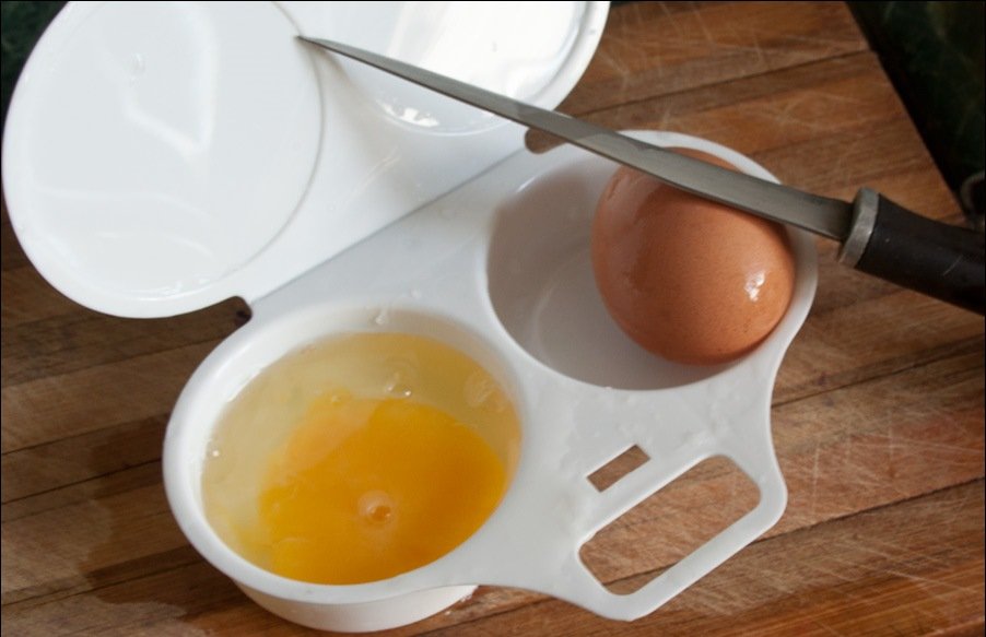Для приготовления яиц в микроволновке. Сварить яйцо в микроволновке в скорлупе. Яйца в микроволновке как приготовить. Яйца вкрутую в микроволновке как приготовить. Сварить яйцо в микроволновке в воде