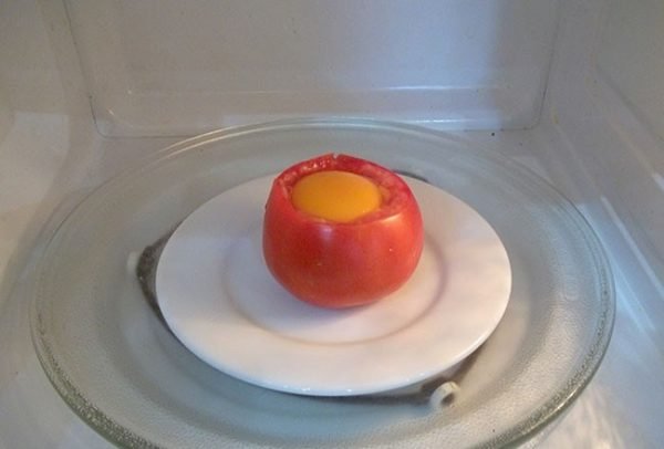 Заготовка для яичницы в помидоре в микроволновке