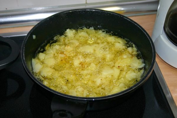Обжаривание картофеля для тортильи