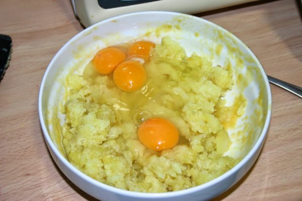 Смешивание готового картофеля и куриных яиц