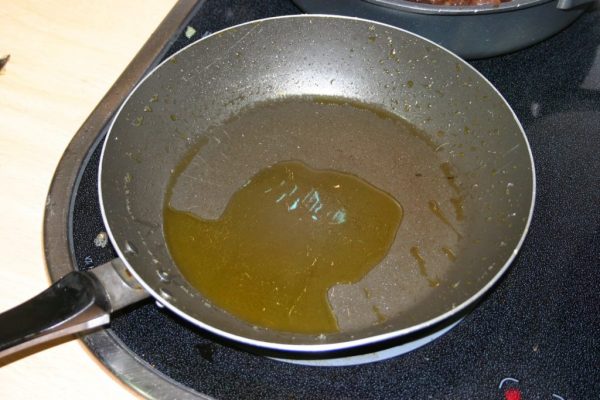 Оливковое масло на сковороде
