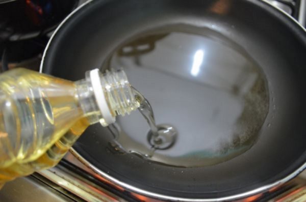 Растительное масло в сковороде