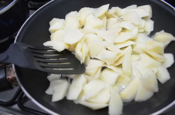 Нарезанный картофель на сковороде