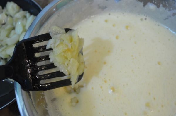 Добавление картофеля в яичную массу