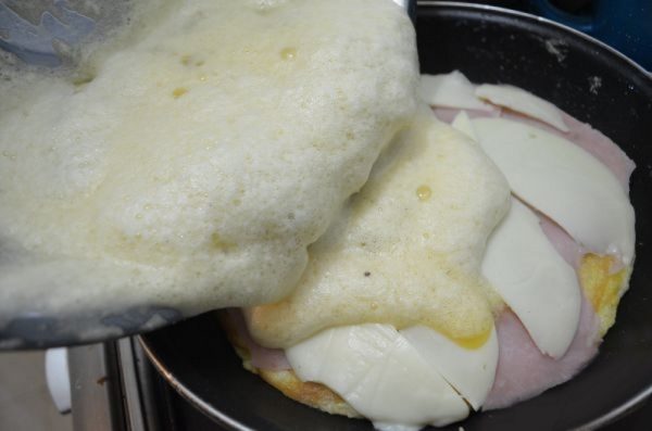 Яично-картофельная смесь на сыре с ветчиной