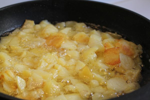 Обжаривание картофеля для тортильи
