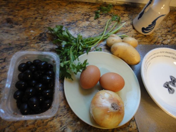 Оливки, яйца, картофель, лук и петрушка