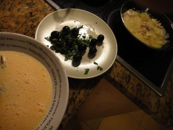 Взбитые яйца, оливки и зелень, картофель в сковороде