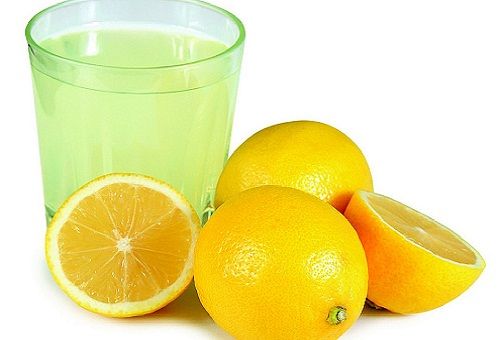 Стакан с разведённой лимонной кислотой, лимоны