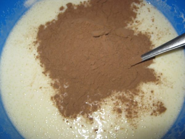 Какао в миске со сметаной