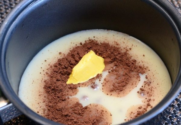 Масло и какао в кастрюльке с молоком